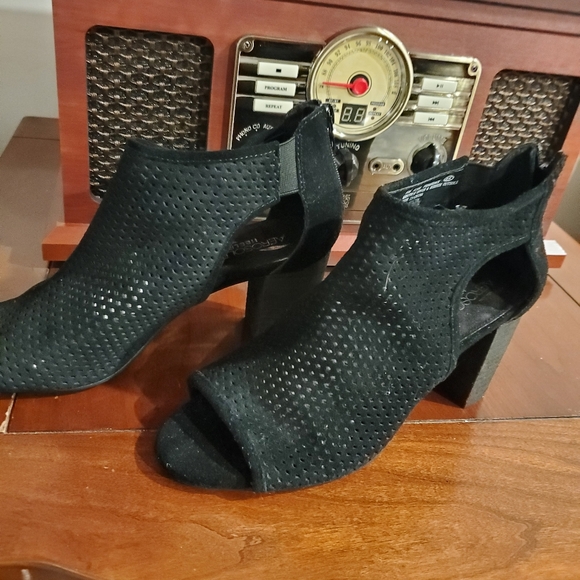 Aerosoles Black Mesh Sandals with Zipper Back EUC - Picture 2 of 5